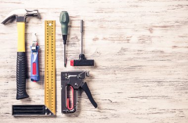 ahşap masa enstrümanlar