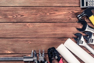 ahşap masa enstrümanlar