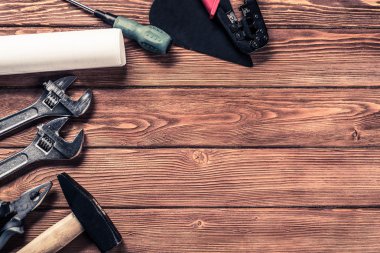 ahşap masa enstrümanlar