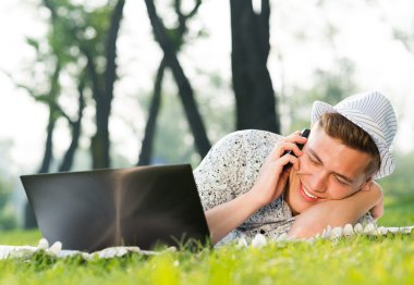 Cep telefonlu genç adam.