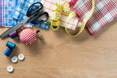 Dikiş takımı masada