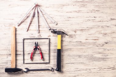 ahşap masa enstrümanlar