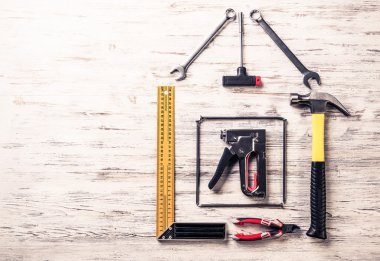 ahşap masa enstrümanlar