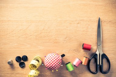 Dikiş takımı masada