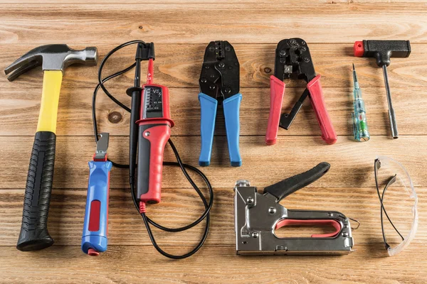 Instrumentos sobre mesa de madera — Foto de Stock