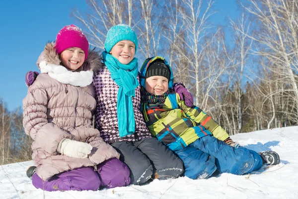 Bambini felici che si divertono — Foto Stock