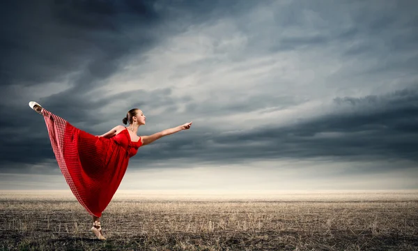 Kırmızı elbiseli tutkulu kadın dansçı — Stok fotoğraf