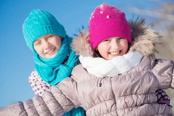 Niños felices divirtiéndose — Foto de Stock