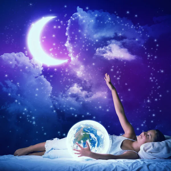 Menina sonhando antes de dormir — Fotografia de Stock