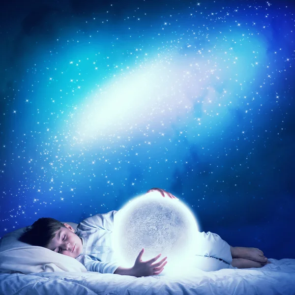 Jongen droomt vóór slaap — Stockfoto