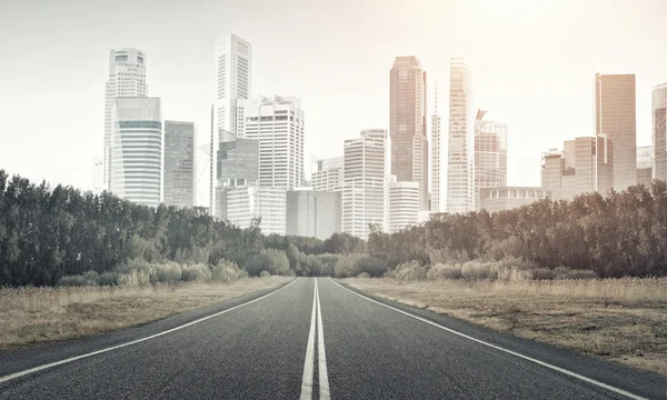 Estrada de asfalto e cidade moderna — Fotografia de Stock