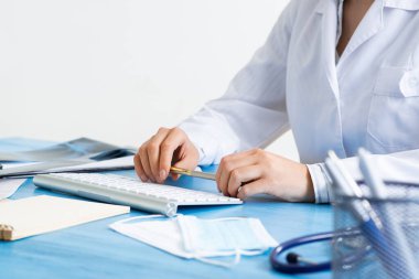 Kalemle kadın doktor elinin yakın çekimi.