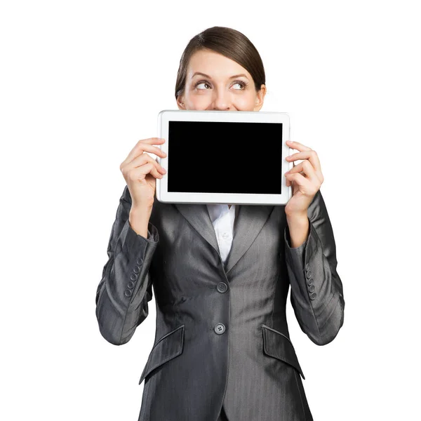 นักธุรกิจหญิงที่มีแท็บเล็ตคอมพิวเตอร์มองออกไป — ภาพถ่ายสต็อก