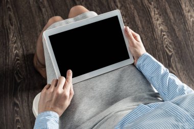 Kucağında tabletle iş kadını