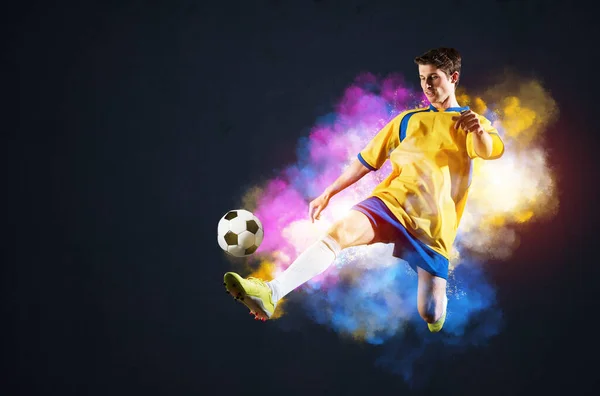 축구 선수, 화려 한 연기 속에서 공을 차다 — 스톡 사진