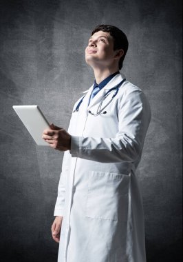 Bilgisayar tabletli bir doktor.