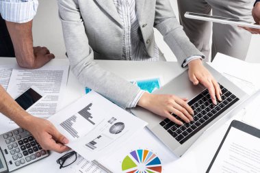 İş adamlarıyla kurumsal takım çalışması kavramı