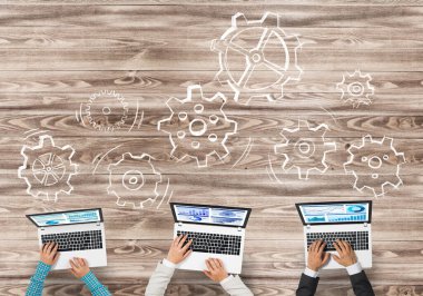 Masada oturan ve alet kullanan iş adamlarının en iyi görüntüsü.