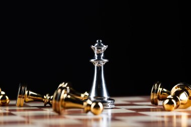 Gümüş vezir satrançta altın piyonları yendi.