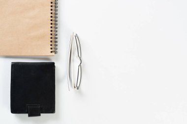 Malzemelerle dolu ofis çalışma alanı