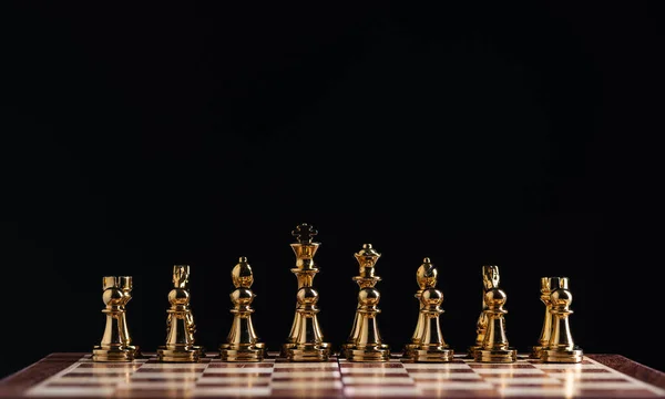 Gouden schaakfiguren op schaakbord — Stockfoto