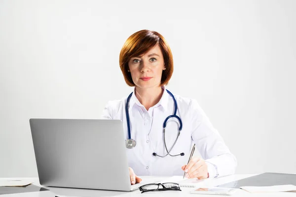 Médico de família de jaleco branco com estetoscópio — Fotografia de Stock