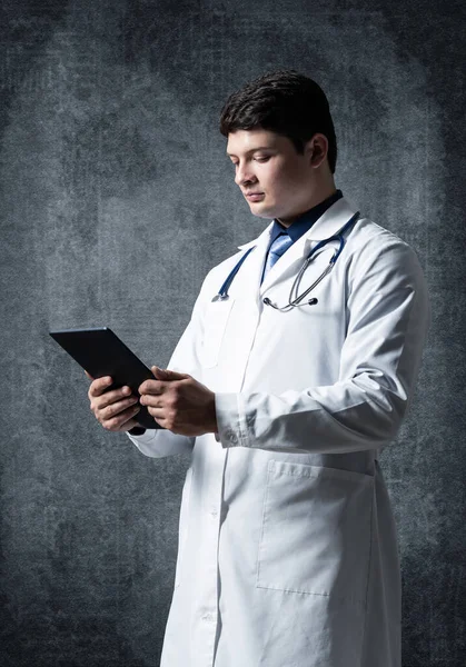 Bilgisayar tabletli bir doktor. — Stok fotoğraf