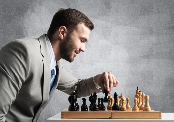 Juegos Hombre de negocios concentrado jugando ajedrez juego —  Fotos de Stock