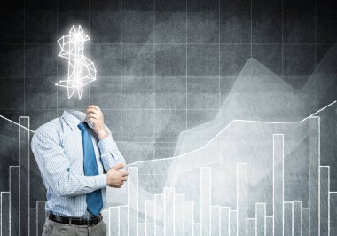 O her zaman parayı düşünüyor.