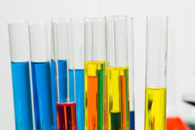 Laboratuvarda analiz ve sentez.