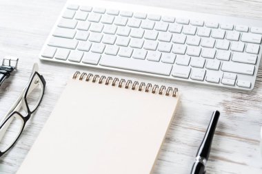 Malzemelerle dolu ofis çalışma alanı