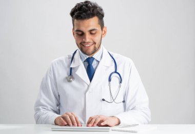 Bilgisayar klavyesinde yazan erkek terapist