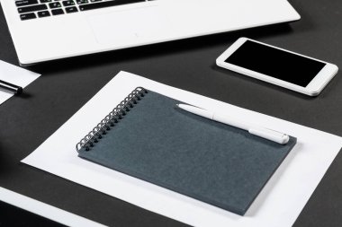 Dizüstü bilgisayarı olan ofis iş yerinin üst görünümü