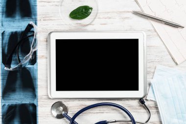 Tıbbi malzemelerle doktorların masaüstünü düzenle