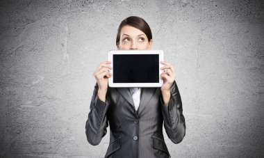 Tablet bilgisayar düzenini elinde tutan iş kadını