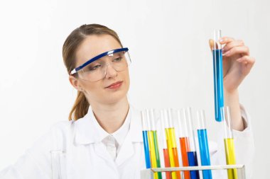 Koruyucu gözlüklü güzel kadın bilim adamı