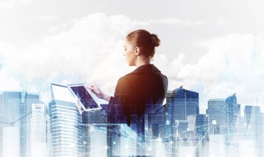 Tablet bilgisayarlı genç iş kadını