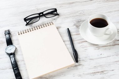 Bir fincan kahveyle ofis çalışma alanı