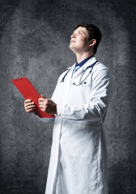 Belgeler için tabletli doktor