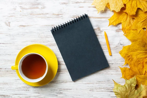 Düz sonbahar kompozisyonu ve bir fincan siyah çay.