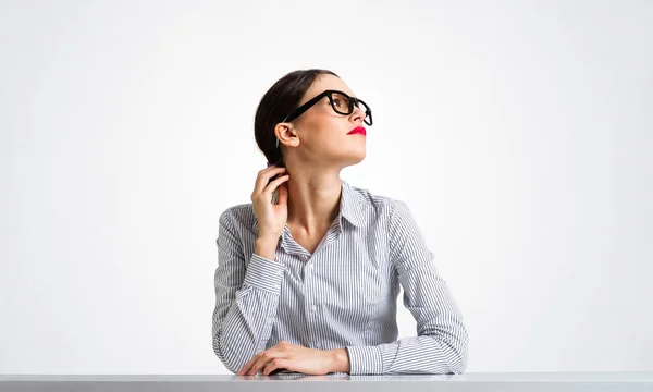 Gözlüklü, masasında oturan kendine güvenen bir iş kadını. — Stok fotoğraf