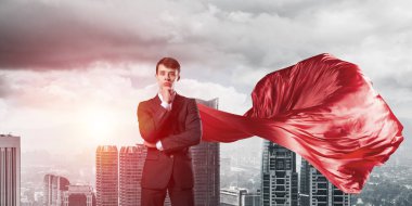 Güç kavramı ve büyük şehirde iş adamı süper kahramanıyla başarı.