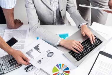 Belgelerle çalışan iş ekibi