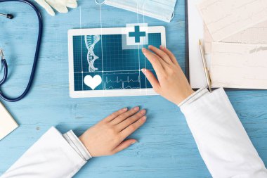 Tablet bilgisayarlı doktor elleri üst görünümü