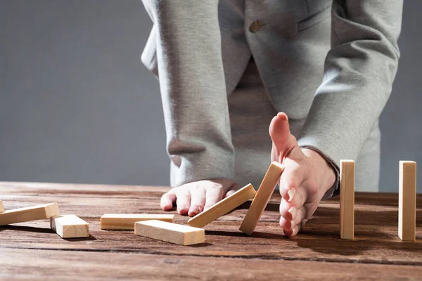 Obchodní žena ruční blok domino efekt — Stock fotografie