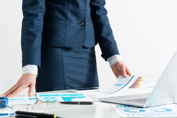 Kvinna stående nära kontorsbord med bärbar dator — Stockfoto