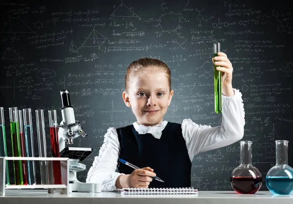 Mała dziewczynka naukowiec badający probówkę — Zdjęcie stockowe