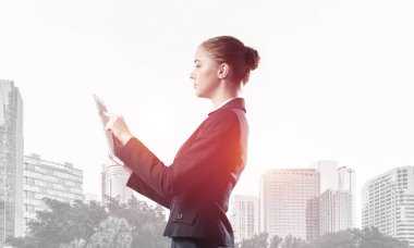 Kadın ve şehir manzarasıyla çifte pozlama kavramı