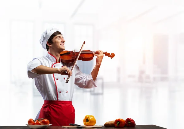 Joven chef masculino con violín de pie — Foto de Stock