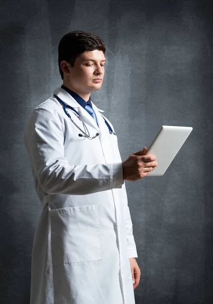 Doctor with a computer tablet — Stock Photo, Image